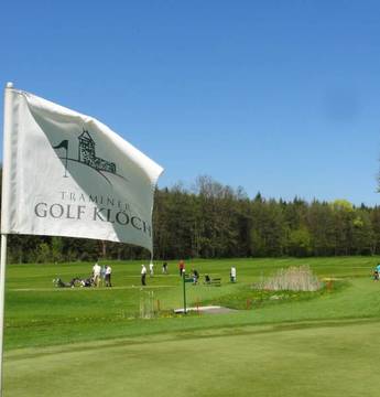 Die Golfanlage Traminergolf in Klöch ist eine 18-Loch-Anlage mit beleuchteter Driving Range.