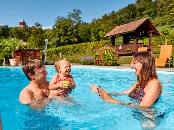 Spaß mit der ganzen Familie im Weingarten-Pool_(c) Barbara Majcan